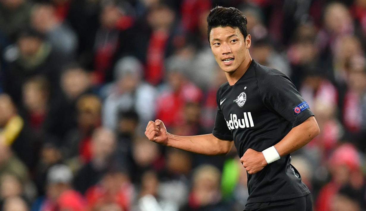 Gelandang Salzburg, Hwang Hee-Chan, merayakan gol yang dicetaknya ke gawang Liverpool pada laga Liga Champions di Stadion Anfield, Liverpool, Rabu (2/10). Liverpool menang 4-3 atas Salzburg. (AFP/Paul Ellis)