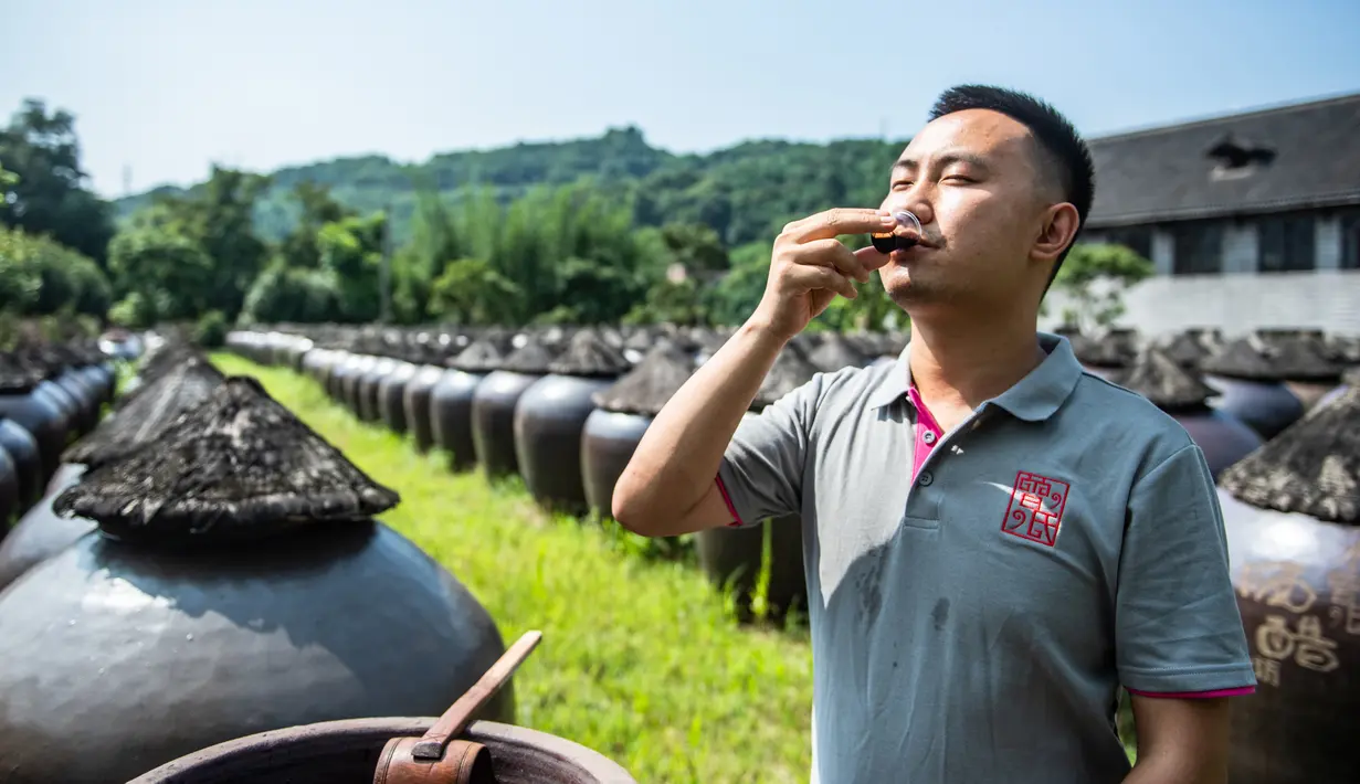 Dong Bin, kepala pabrik pembuatan cuka, mencicipi cuka untuk memeriksa kualitasnya di Chishui, Provinsi Guizhou, China barat daya (26/6/2020). Chishui terkenal dengan cuka mataharinya, yang masih mempertahankan proses pembuatan secara tradisional. (Xinhua/Tao Liang)