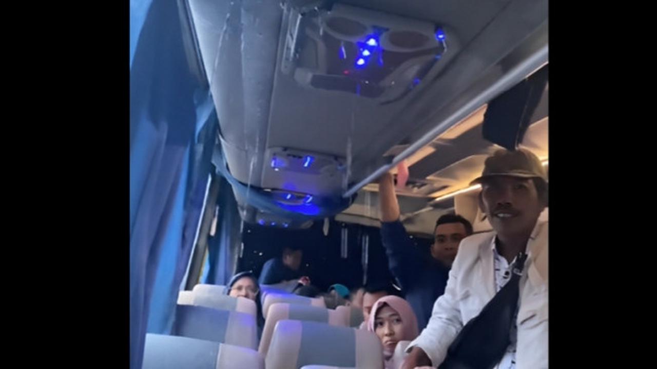 Bus Bocor Parah saat Hujan Deras, Penumpang Dibuat Kebingungan
