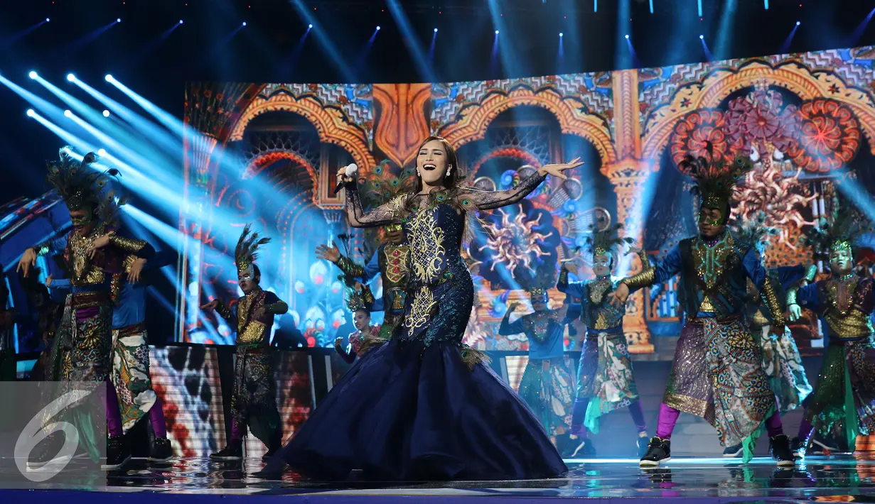 Penyanyi dangdut, Ayu Tingting bernyanyi sambil berjoged dalam acara Konser Raya 22 Tahun Indosiar di Jakarta, Rabu (11/1). Baik bintang-bintang ternama tanah air maupun sejumlah musisi kenamaan dari mancanegara. (Liputan6.com/Herman Zakharia)