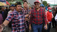 Cagub DKI Jakarta Nomor Urut Dua Djarot Saiful Hidayat saat melakukan blusukan di Rawa Terate, Jakarta, Kamis (12/1). Saat blusukan warga mendoakan pasangan nomer urut dua tersebut menang di Pilkada DKI Jakarta tahun 2017. (Liputan6.com/Gempur M Surya)