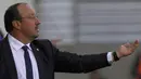 Pelatih Real Madrid, Rafael Benitez, memberikan arahan kepada anak asuhnya saat melawan Eibar pada laga Liga Spanyol di Estadio Municipal de Ipurua, Spanyol, Minggu (29/11/2015). (Reuters/Vincent West)