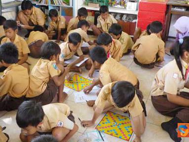Citizen6, Surabaya: Mahasiswa ITS, Jurusan Teknik Kimia, dalam program kreatifitas mahasiswa pengabdian masyarakat (PKMM) membuat permainan yang bernama Jaws (Javanesse World Scrabble).(Pengirim: Widhy Roviantika)