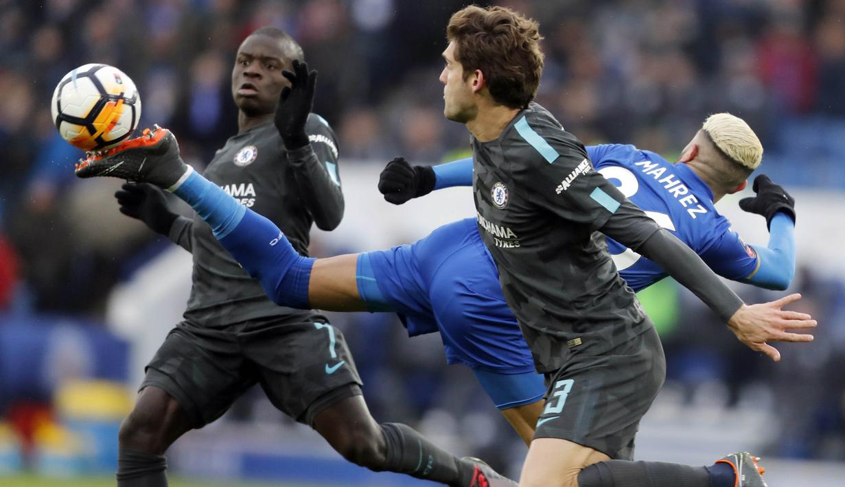 Gelandang Leicester City, Riyad Mahrez, berusaha melewati pemain Chelsea, N'Golo Kante dan Marcos Alonso, pada laga perempat final Piala FA di Stadion King Power, Minggu (18/3/2018). Leicester City takluk 1-2 dari Chelsea. (AP/Frank Augstein)