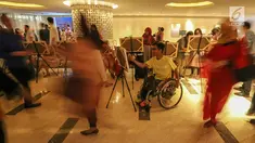 Penyandang disabilitas yang tergabung dalam ThisAble melukis pada acara Craft your Future with Chubb pada Senin (20/5/2019). Kegiatan Craft your Future with Chubb yang bertujuan untuk mengembangkan potensi tersembunyi anak-anak berkebutuhan khusus untuk berkreasi. (Liputan6.com/Fery Pradolo)