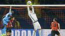 Kiper Shakhtar Donetsk, Andriy Pyatov, menangkap bola saat pertandingan melawan Napoli pada laga Liga Champions di Stadion Metalist, Ukraina, Kamis (14/9/2017). Shakhtar Donetsk menang 2-1 atas Napoli. (AP/Efrem Lukatsky)
