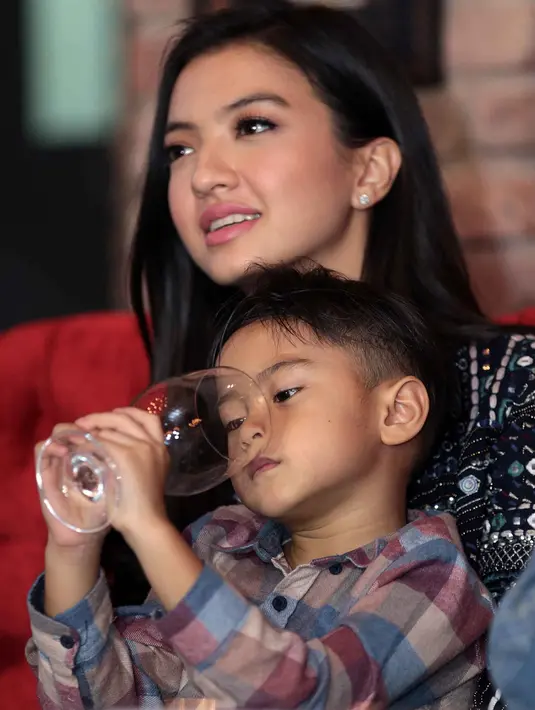 Pantang menyerah, Raline berusaha terus dalam memperoleh pengetahuan agama Islam itu. Mulai dari tata cara beribadah sampai hukum Islam dipelajari Raline dengan bertanya pada yang lebih paham, seperti ustaz dan orang tua. (Deki Prayoga/Bintang.com)