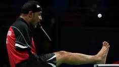 Atlet Mesir, Ibrahim Hamadtou bersiap memukul bola dengan bantuan kakinya saat bertanding melawan atlet Jerman, Thoma Rau pada cabang tenis meja tunggal putra di ajang Paralimpiade 2016, Rio de Janeiro, 9 September 2016. (Thomas Lovelock/OIS/IOC via AFP)