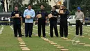 Kabareskrim Mabes Polri, Komjen Pol Budi Waseso (tengah) bersama petugas terkait menunjukan barang bukti ganja di Lapangan Bhayangkara, Jakarta, Senin (11/5/2015). 2,1 ton ganja kering asal Aceh diamankan Ditnarkoba Mabes Polri. (Liputan6.com/JohanTallo)