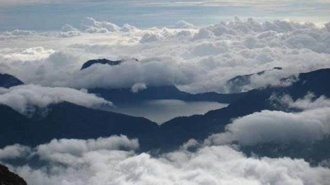 Panorama keindahan Danau Gunung Tujuh di Kabupaten Kerinci, Jambi, terlihat dari ketinggian puncak Gunung Kerinci. (foto: @jambi.travel)