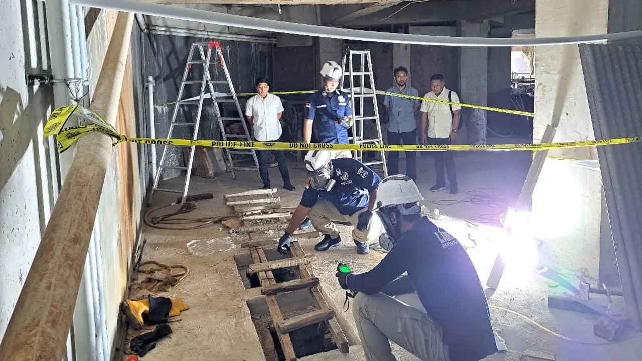Polisi melakukan olah TKP di pekerjaan proyek di TB Simatupang, Jagakarsa, tempat empat pekerjanya tewas.