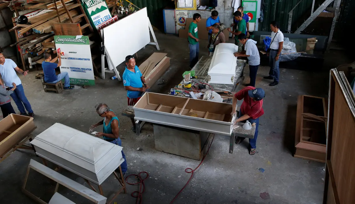 Pengguna narkoba diberi ketrampilan di Pusat Rehabilitasi Narkoba Luzon di Pampanga, Filipina Utara pada 1 Oktober 2016. Kebijakan Presiden Duterte membuat ribuan pengguna narkoba tobat. (REUTERS/ Erik De Castro)