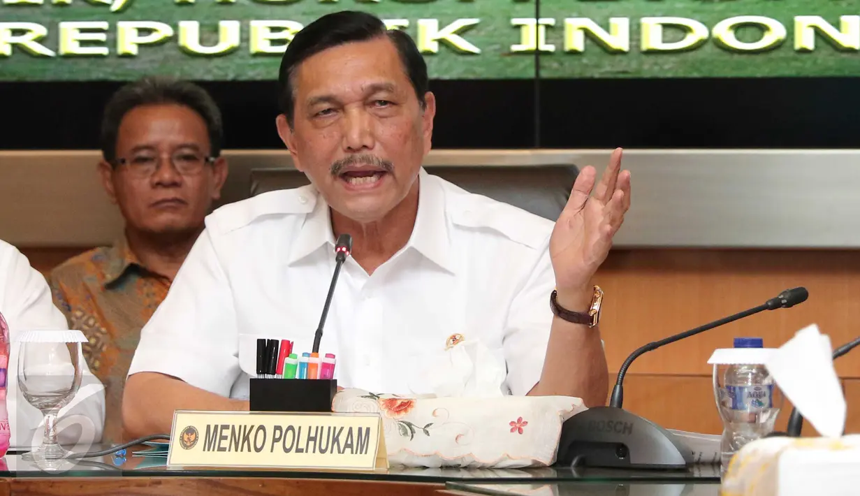 Menko Polhukam Luhut Pandjaitan saat konferensi pers di kantor Kementerian Koordinator Polhukam di Jakarta, (11/12). Luhut secara tegas terganggu dengan pemberitaan yang mengaitkan namanya dalam skandal kasus Setya Novanto. (Liputan6.com/Angga Yuniar)