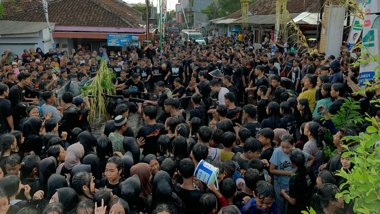 Ribuan Masyarakat Boyolangu Tumpah Ruah di jalan untuk mengikuti tradisi kebo- keboan  (Istimewa)