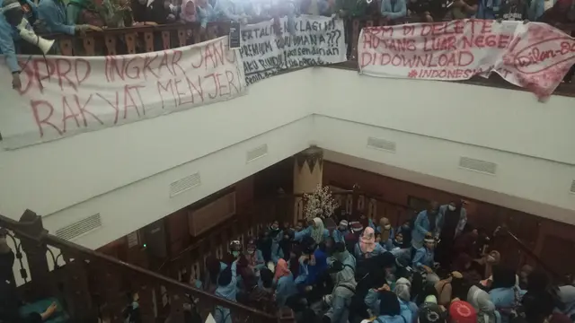 Habis Dorong Motor ke DPRD, Mahasiswa Gelar Sidang Rakyat demi Pertalite Turun