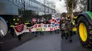 Petani dari Groningen membentangkan spanduk saat demonstrasi memprotes fracking di Den Haag, Belanda (1/1). Pemerintah Belanda sedang melakukan persidangan melawan fracking di Groningen pada bulan Februari. (AFP Photo/ANP/Siese Veenstra/Netherlands Out)