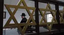 Rabi Yaakov Baruch berdoa di Sinagoge Shaar Hasyamayim, Tondano, Sulawesi Utara, Senin (4/3). Kebanyakan dari Yahudi Indonesia adalah keturunan pedagang dari Eropa dan Irak. (Ronny Adolof Buol/AFP)