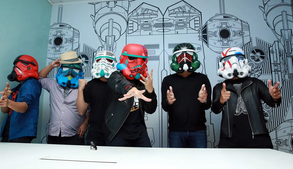 'Sejak kecil saya tuh suka banget sama Star Wars. Makanya, punya keinginan untuk pakai helm Startroopers sambil jalan-jalan,' kata Giring di kantor Walt Disney Indonesia, Sudirman, Jakarta Selatan, Rabu (21/10/2015). (Deki Prayoga/Bintang.com)