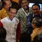 Presiden Joko Widodo terlihat tersenyum usai acara Silatuhrahmi Pers Nasional di gedung Auditorium  TVRI, Jakarta, Senin (27/4/2015). Dalam kesempatan itu Jokowi mendapatkan jaket Pers berwarna merah putih (Liputan6.com/Faizal Fanani)