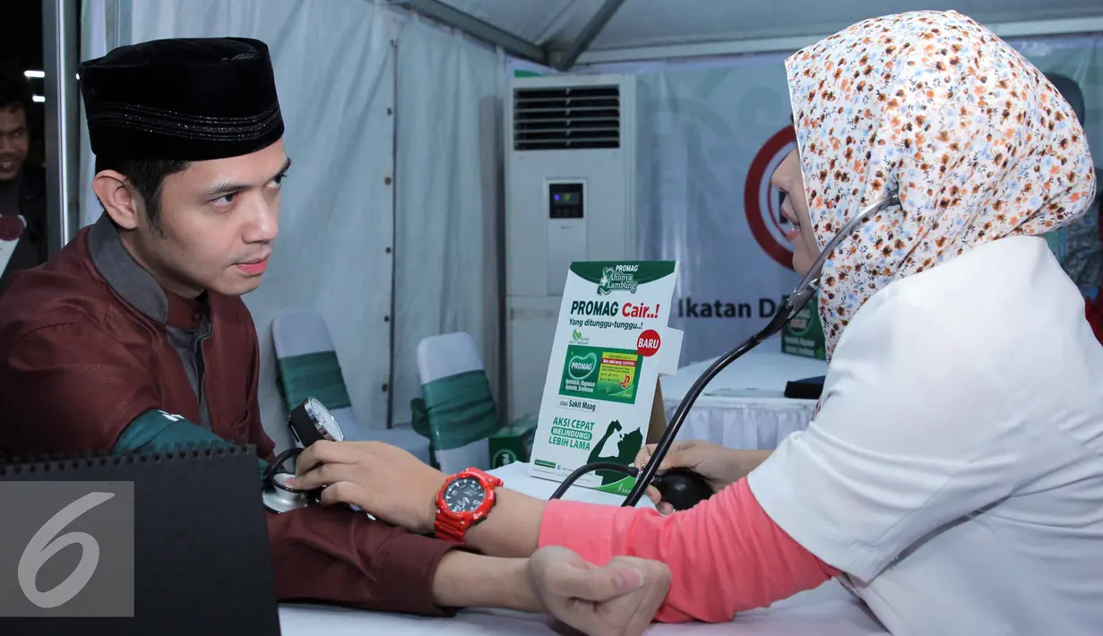 Dude Herlino melakukan konsultasi kesehatan di area Masjid Istiqlal, Jakarta, (3/7/2015).  Dalam acara tersebut diluncurkan “Gerakan Jakarta Mengaji”. (Liputan6.com/Helmi Afandi)