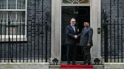 Kedatangan Presiden Prabowo Subianto disambut hangat secara langsung oleh Perdana Menteri (PM) Inggris, Keir Starmer. Tampak dalam foto, Perdana Menteri Inggris Keir Starmer (kiri) menyambut Presiden Indonesia Prabowo Subianto di Downing Street untuk pertemuan mereka di pusat kota London pada 20 Januari 2026. (JUSTIN TALLIS/POOL/AFP)