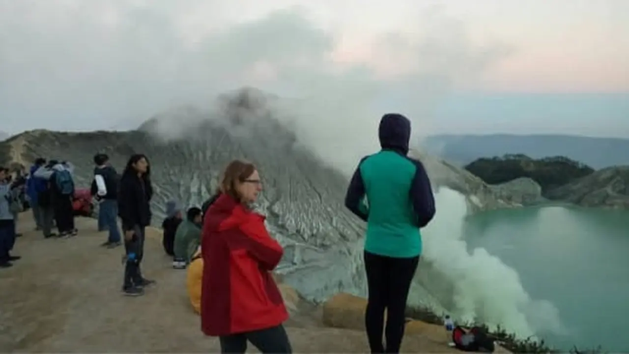 Para Wisatawan sedang menimkati panorama Gunung Ijen (Istimewa)