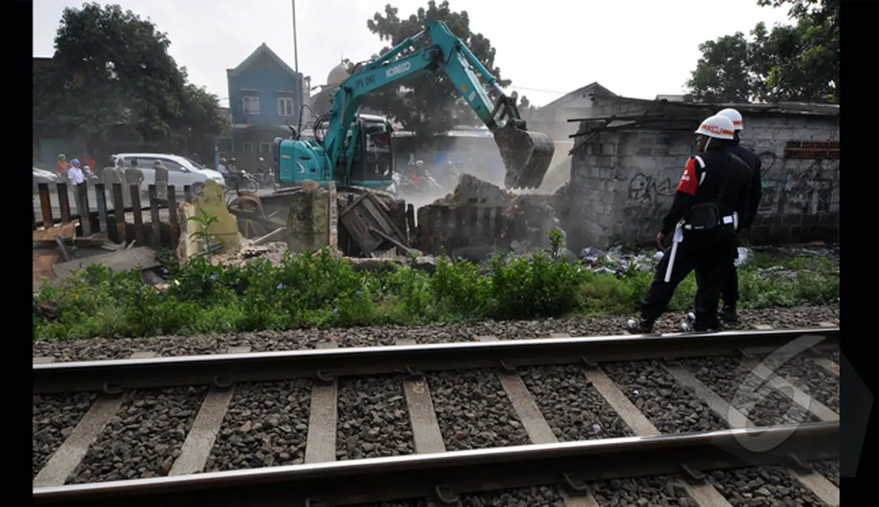  Penertiban puluhan bangunan tempat usaha selain tidak memiliki izin juga mengganggu jarak pandang masinis, Lenteng Agung, Jakarta, Rabu (28/1/2015). (Liputan6.com/Miftahul Hayat)
