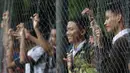 Dengan antusias Bobotoh menyaksikan latihan Persib di Lapangan Progresif, Bandung, Senin (2/5/2016). (Bola.com/Vitalis Yogi Trisna)