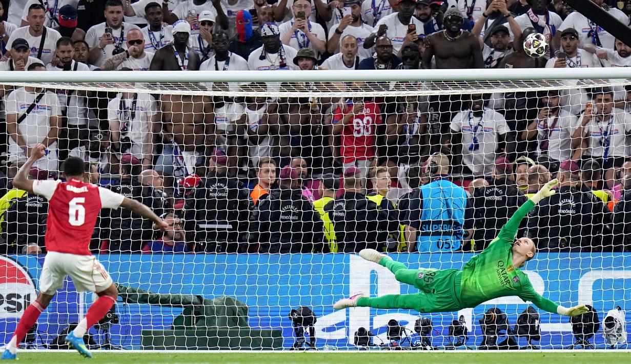 Tendangan penalti pemain Arsenal, Gabriel Magalhaes, melambung di atas mistar gawang kiper PSG, Matvey Safonov, pada final Liga Champions di Stadion Puskas Arena, Sabtu (30/5/2026). (AP Photo/Petr Josek)