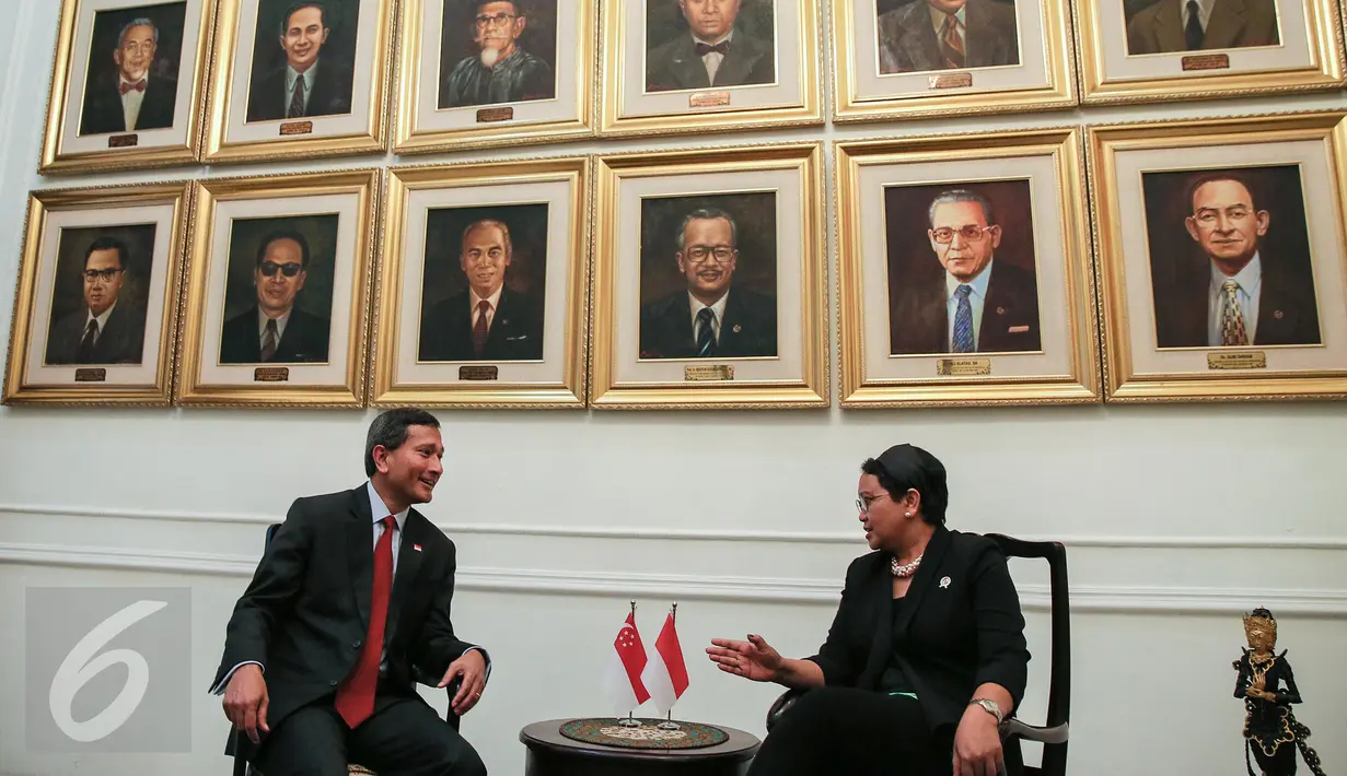 Menteri Luar Negeri Singapura Vivian Balakrishnan (kiri) bersama Menteri Luar Negeri Indonesia Retno LP Marsudi melakukan pertemuan di Gedung Pancasila, Jakarta, (12/1). Ini merupakan kunjungan Pertama Menteri Singapura. (Liputan6.com/Faizal Fanani)