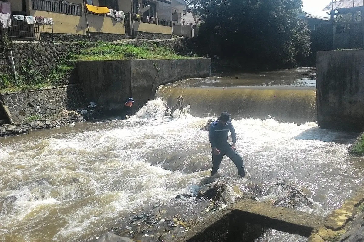 20151109-hujan-bogor-katulampa sampah