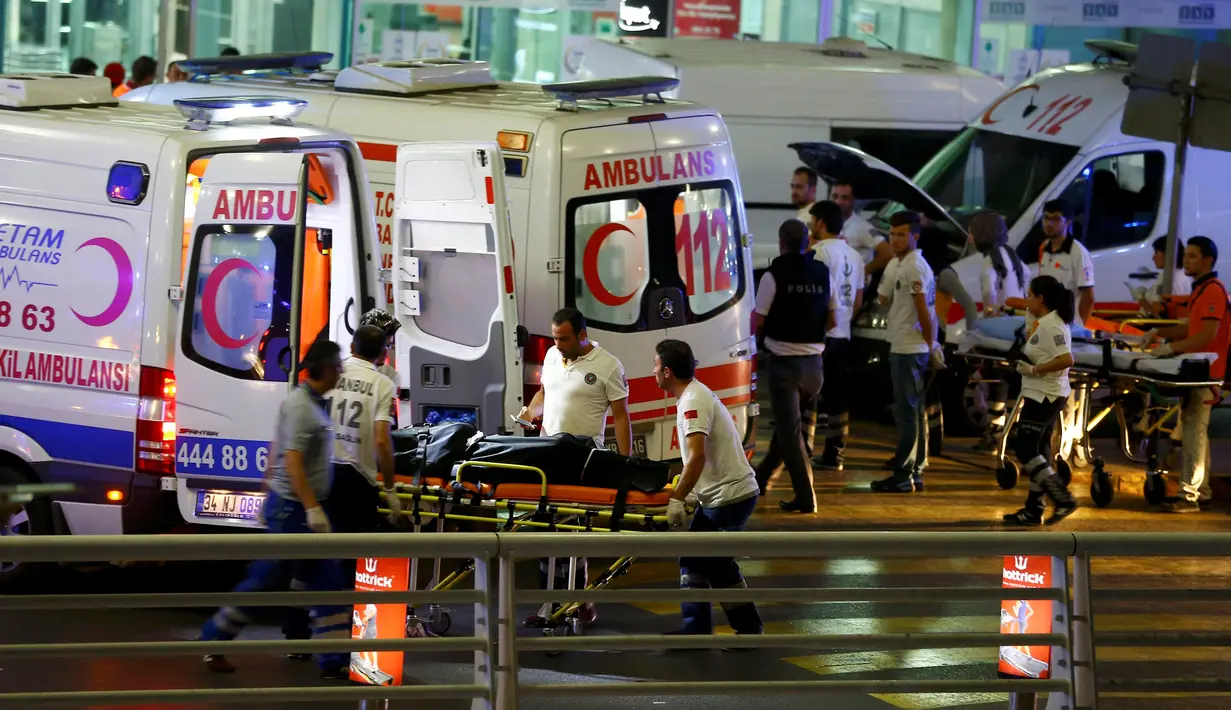 Paramedis membawa korban ledakan bom Bandara Atarturk di Istanbul, Turki, menuju ambulans, Selasa (28/6). Sebuah laporan mengatakan salah satu ledakan terjadi di tempat pemeriksaan pada pintu masuk di terminal kedatangan bandara. (REUTERS/Osman Orsal)