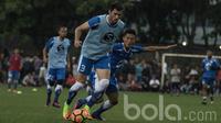 Pemain Persib Bandung, Achmad Jufriyanto, berebut bola dengan Gian Zola saat latihan. Rencananya Pangerang Biru akan kembali berlatih esok sore di tempat dan waktu yang sama. (Bola.com/Vitalis Yogi Trisna)