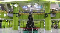 Dekorasi pohon Natal di Stasiun Gambir, Jakarta, Jumat (21/12). Dekorasi tersebut dibuat untuk memercantik suasana Stasiun Gambir dalam rangka menyambut Hari Natal dan Tahun Baru 2019. (Liputan6.com/Immanuel Antonius)