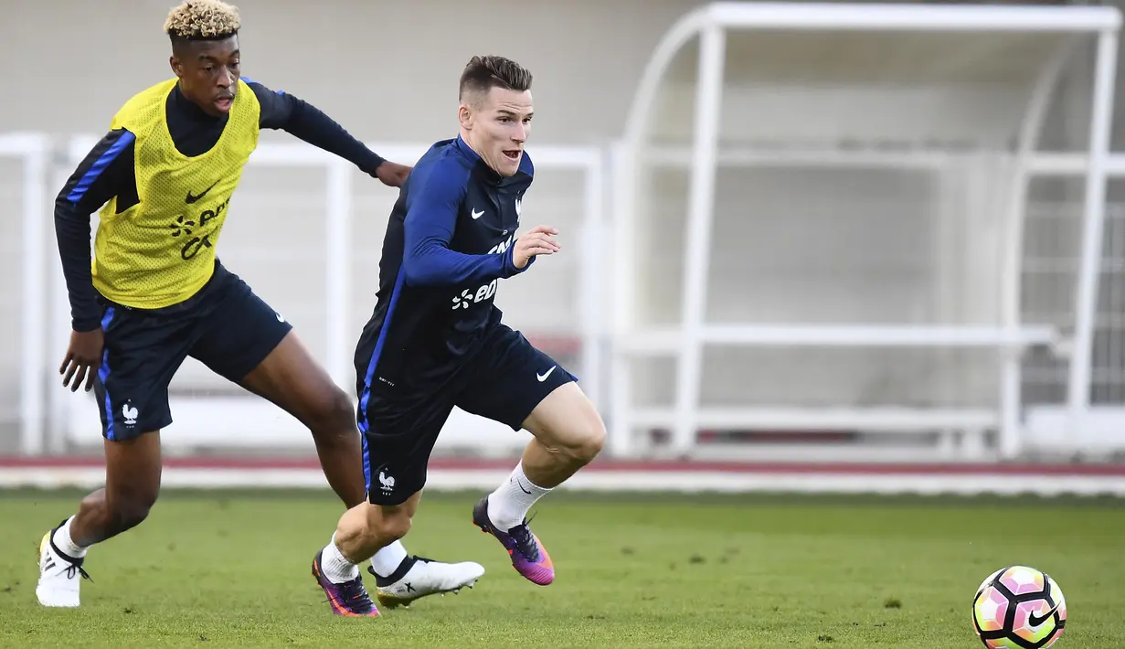 Presnel Kimpembe (kiri) dan Kevin Gameiro  tengah serius berlatih jelang melawan Bulgaria pada kualifikasi Piala Dunia 2018 di di Clairefontaine-en-Yvelines dekat Paris, (4/10/2016). (AFP/Franck Fife)