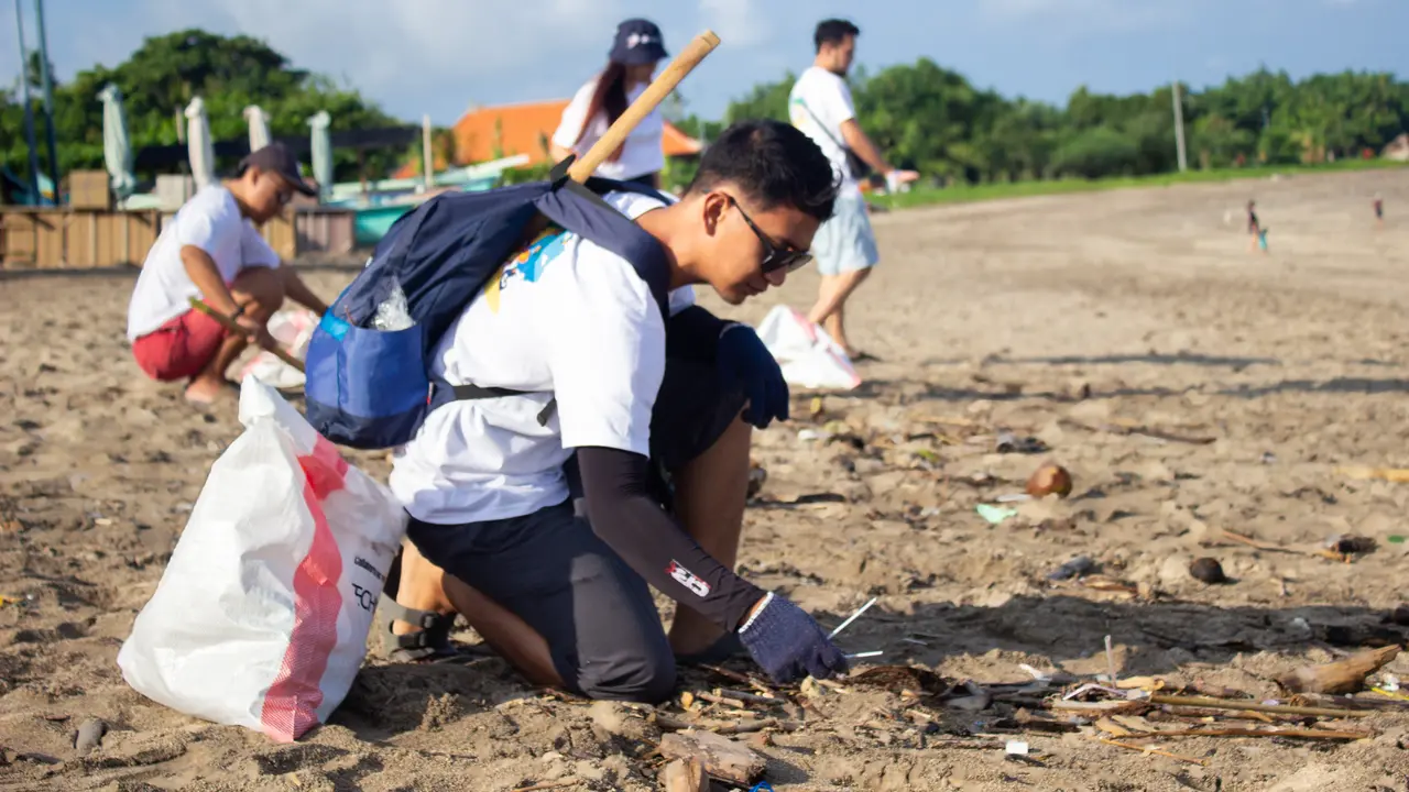 Peringati Hari Bumi, Jaga Lingkungan dengan Bersih-Bersih Pantai