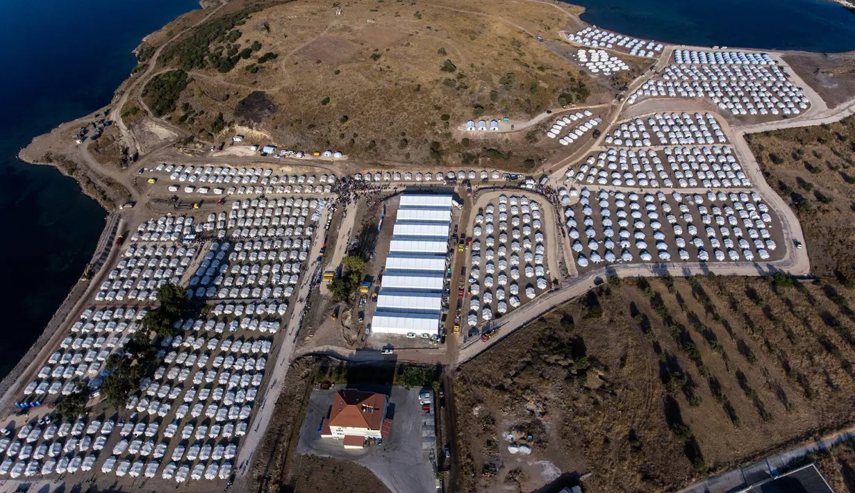 Kamp tenda sementara yang baru terlihat dari atas di Lesbos, Yunani, Kamis (17/9/2020). Lebih dari 5.000 pencari suaka kehilangan tempat tinggal sepekan setelah kebakaran menghanguskan kamp migran terbesar di Yunani, Kamp Moria, kini telah ditempatkan di fasilitas baru (AP Photo/Panagiotis Balaskas)