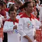 Presiden Joko Widodo bersama Wapres Jusuf Kalla, dan sejumlah pejabat negara menari Poco-Poco dalam rangka pemecahan rekor Guinness World Records di Lapangan Monas, Jakarta, Minggu (5/8). Acara ini diikuti 61 ribu peserta. (Merdeka.com/Iqbal S. Nugroho)