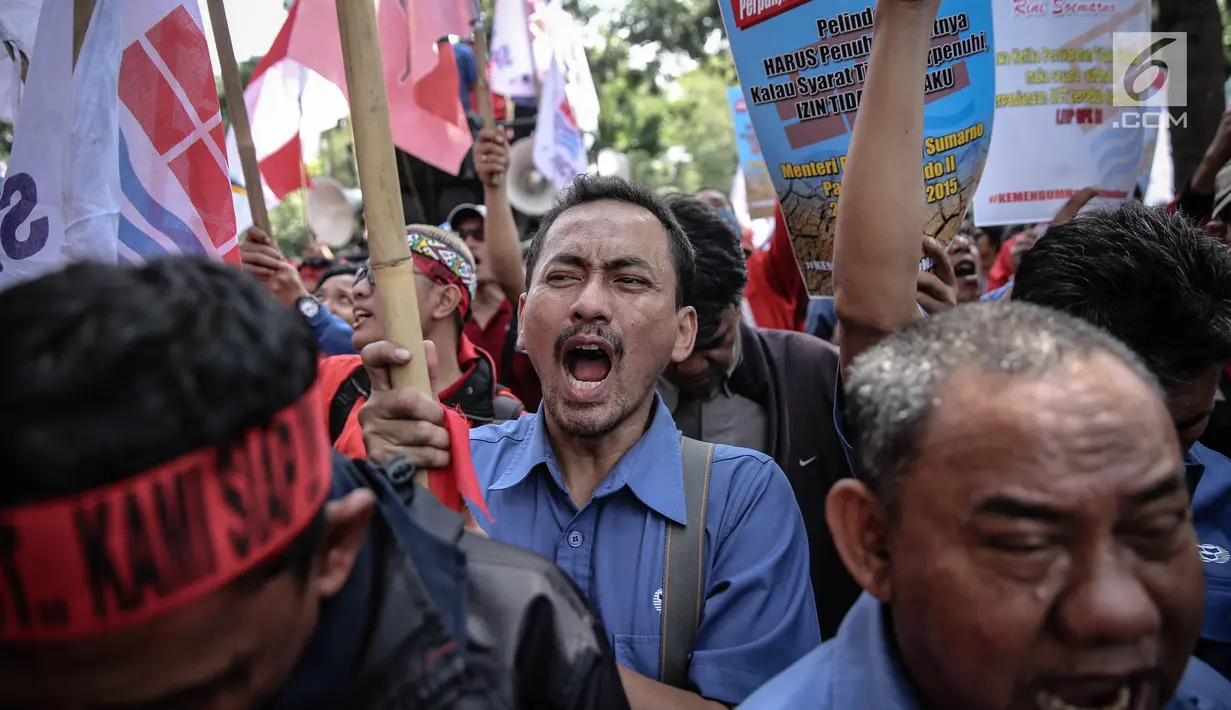 Sejumlah massa menggelar aksi unjuk rasa di depan kantor Kementerian BUMN, Jakarta, Senin (31/7). Dalam aksinya mereka  menuntut evaluasi Kementerian BUMN terkait adanya potensi kerugian negara. (Liputan6.com/Faizal Fanani)