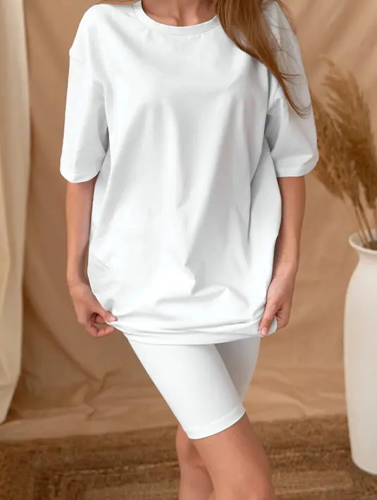 5. Oversize Shirt. Fashion item ini mungkin paling banyak digunakan karena tampilannya yang simple dan casual. Kamu bisa mix & match dengan skinny jeans atau rok / copyright shutterstock