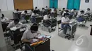 Sejumlah siswi mengikuti Ujian Nasional (UN) secara  Paper Base Test (PBT) di SMA Santa Ursula , Jakarta, Senin (13/4/2015). Mulai hari ini SMA/SMK sederajat menjalani Ujian Nasional 2015 baik secara online maupun Manual. (Liputan6.com/Herman Zakharia)