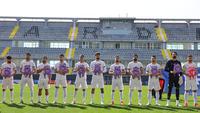 Foto: Timnas Iran Lakukan Aksi Simbolis Sekaligus Penghormatan untuk Anak-anak Korban Perang di Laga Uji Coba Internasional