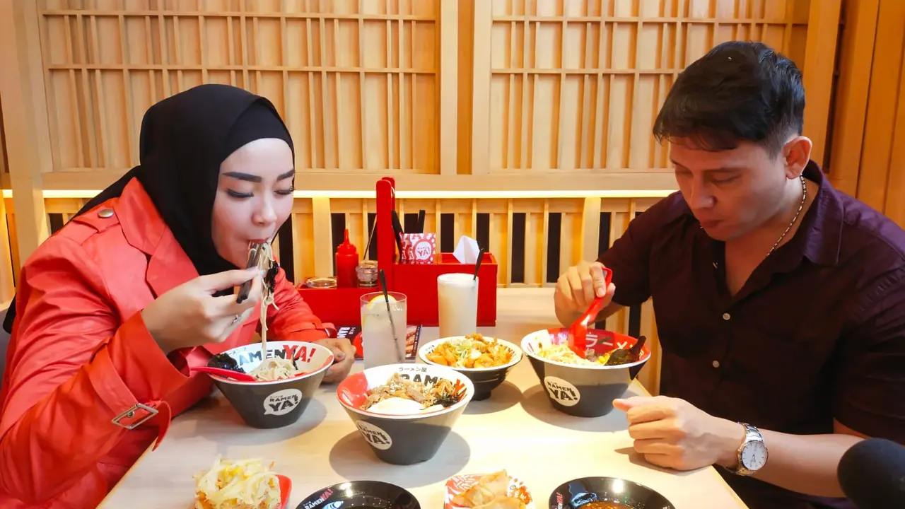 Mie Ramen kesukaan tokoh anime Jepang, Naruto kini hadir di di Plaza Surabaya. (Dian Kurniawan/Liputan6.com)