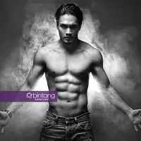 Selama tujuh tahun terakhir, rupanya Randy Pangalila membentuk badannya lebih berotot. Berbagai cara telah dilakukan, hingga akhirnya ia menemukan metode sendiri. (Bambang E. Ros/Bintang.com)