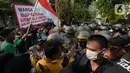 Polisi terlibat saling dorong dengan warga saat melakukan eksekusi lahan rumah warga Kelurahan Pulogebang RT 20 RW 06 (dahulu RT 08/RW 06) di Jakarta, Selasa (8/6/2021). Eksekusi lahan tersebut berakhir ricuh. (merdeka.com/Imam Buhori)
