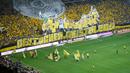 Fans Dortmund melakukan aksi-aksi koreografi di Stadion Signal Iduna Park untuk menyemangati tim idolanya bermain.