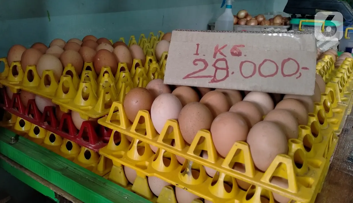 Sebuah tanda bertuliskan harga telur per kilogram di salah satu lapak Pasar Mega, Gunung Putri, Kabupaten Bogor, Jawa Barat, Senin (5/9/2022). Menurut pedagang, harga telur saat ini masih relatif stabil dan belum terasa dampaknya akibat dari kenaikan harga bahan bakar minyak (BBM). (Liputan6.com/Magang/Aida Nuralifa)