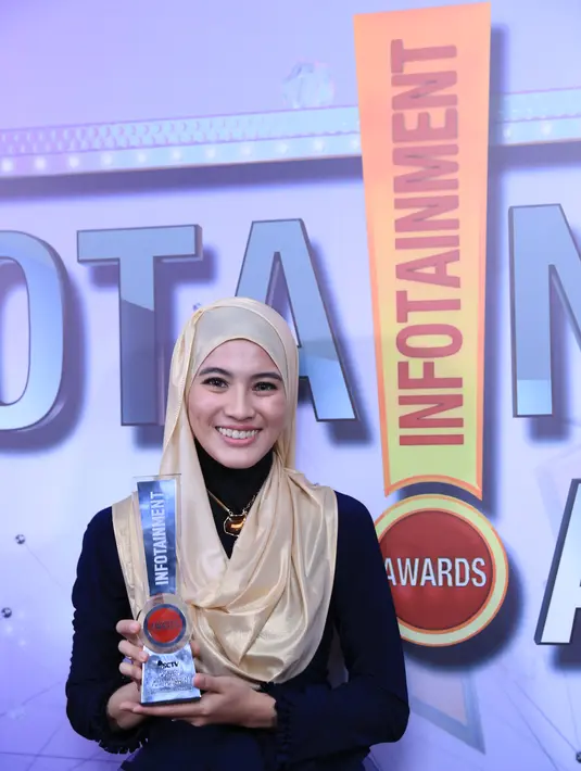 "Alhamdulillah, terimakasih dan rasa syukur saya ucapkan buat Allah SWT.  Makasih buat masyarakat yang sudah medukung saya," kata Alyssa Soebandono di panggung Infotaiment Award 2017 di Studio 6 Emtek City, Selasa (24/1/2017). (Adrian Putra/Bintang.com)