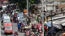138 bangunan liar di dekat Stasiun Pasar Minggu Stasiun Pasar Minggu saat dibongkar, Jakarta, Selasa (30/12/2014). (Liputan6.com/Faizal Fanani)