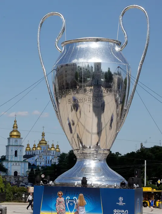 Warga foto di depan replika raksasa trofi Liga Champions ditempatkan di depan Katedral St Sophia, di Kiev, Ukraina, (23/5). Liverpool akan melawan Real Madrid di Final Liga Champions pada 26 Mei di stadion Olympiyski di Kiev. (AP Photo / Efrem Lukatsky)
